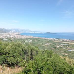 Kaštel Štafilić, 39m2 kuća, 3 pomoćna objekta, 1650m2 poljoprivrednog