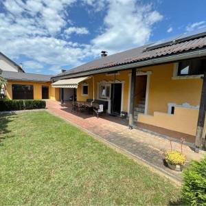 LASINJA - CENTAR, kuća katnica, dupla garaža, parcela 1.000m2