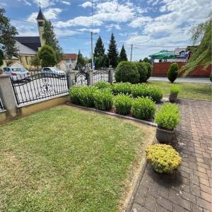 LASINJA - CENTAR, kuća katnica, dupla garaža, parcela 1.000m2