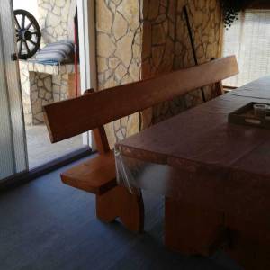 Prostran trosoban stan sa dvorištem i konobom