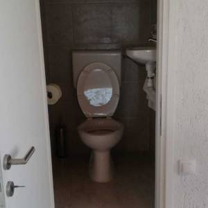 Prostran trosoban stan sa dvorištem i konobom