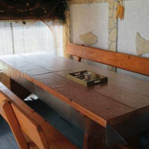 Prostran trosoban stan sa dvorištem i konobom