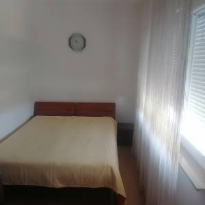 Prostran trosoban stan sa dvorištem i konobom