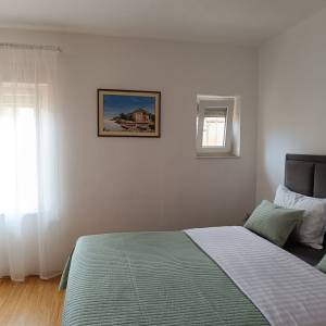 Prostran trosoban stan sa dvorištem i konobom