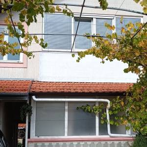 Prostran trosoban stan sa dvorištem i konobom