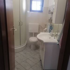 Prostran trosoban stan sa dvorištem i konobom