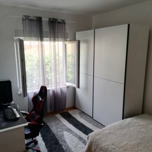 Prostran trosoban stan sa dvorištem i konobom