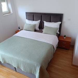 Prostran trosoban stan sa dvorištem i konobom