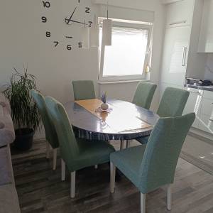 Prostran trosoban stan sa dvorištem i konobom