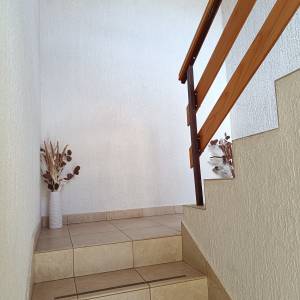 Prostran trosoban stan sa dvorištem i konobom