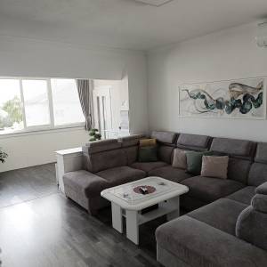 Prostran trosoban stan sa dvorištem i konobom