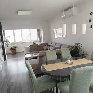 Prostran trosoban stan sa dvorištem i konobom