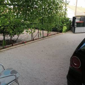 Prostran trosoban stan sa dvorištem i konobom