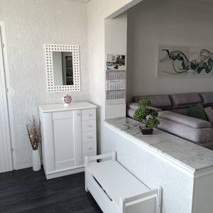 Prostran trosoban stan sa dvorištem i konobom