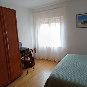 Prostran trosoban stan sa dvorištem i konobom