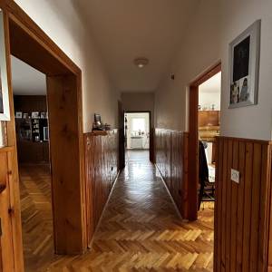 SESV. KRALJEVEC - KUĆA S DVA ETAŽIRANA STANA + PARKING + VRT!