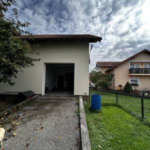 SESV. KRALJEVEC - KUĆA S DVA ETAŽIRANA STANA + PARKING + VRT!