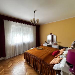 SESV. KRALJEVEC - KUĆA S DVA ETAŽIRANA STANA + PARKING + VRT!