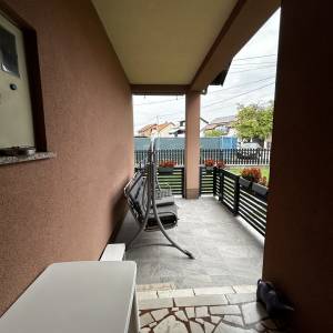 SESV. KRALJEVEC - KUĆA S DVA ETAŽIRANA STANA + PARKING + VRT!