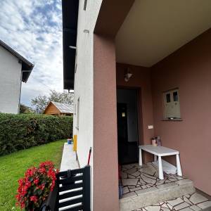 SESV. KRALJEVEC - KUĆA S DVA ETAŽIRANA STANA + PARKING + VRT!