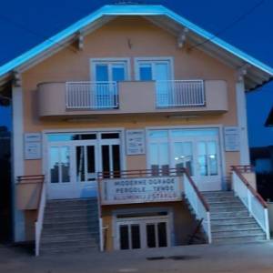 SESVETE, KUĆA 330 m2 SA POSL. PROSTOROM I 2 STANA (prodaja)