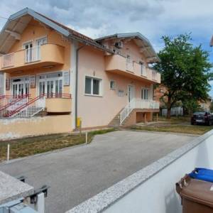 SESVETE, KUĆA 330 m2 SA POSL. PROSTOROM I 2 STANA (prodaja)