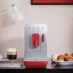 SMEG dizajnerski automatski aparat za kavu. Novo