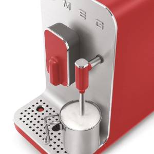 SMEG dizajnerski automatski aparat za kavu. Novo