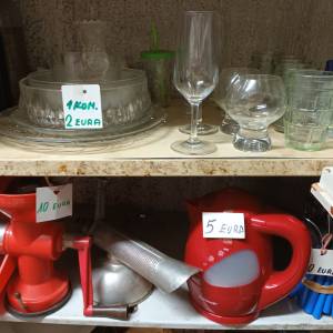 Staklene zdjele i razne stvari za domaćinstvo