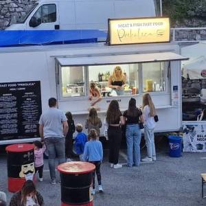 UGOSTITELJSKA FAST FOOD PRIKOLICA