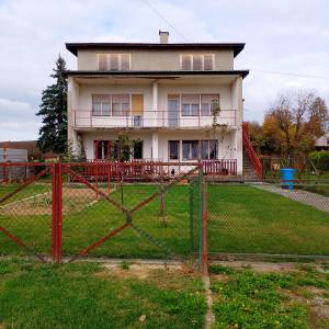 Etažni stan u kući