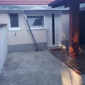 IZNAJMLJUJEM STAN ,MALA KUČA SA DVORIŠTEM I VRTOM.50M2,Ferenščica l