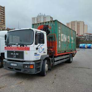 Kamion sa dizalicom za prijevoz strojeva