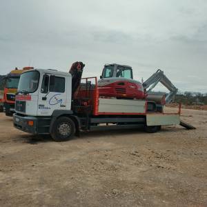 Kamion sa dizalicom za prijevoz strojeva