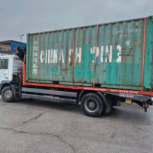 Kamion sa dizalicom za prijevoz strojeva