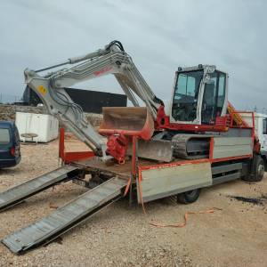 Kamion sa dizalicom za prijevoz strojeva