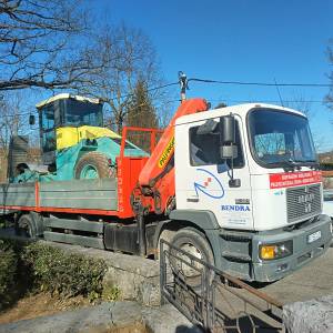 Kamion sa dizalicom za prijevoz strojeva