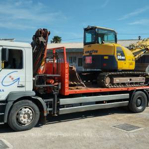 Kamion sa dizalicom za prijevoz strojeva