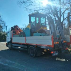 Kamion sa dizalicom za prijevoz strojeva