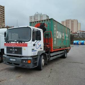 Kamion sa dizalicom za prijevoz strojeva