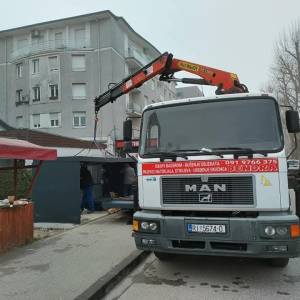 Kamion sa dizalicom za prijevoz strojeva