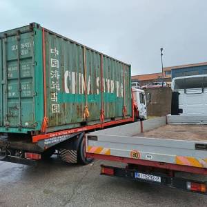 Kamion sa dizalicom za prijevoz strojeva