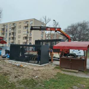 Kamion sa dizalicom za prijevoz strojeva