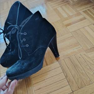 Kožne Sajmonice na petu