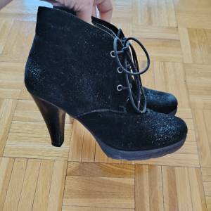 Kožne Sajmonice na petu