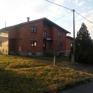 Kuča katnica sa podrumom u Popovači