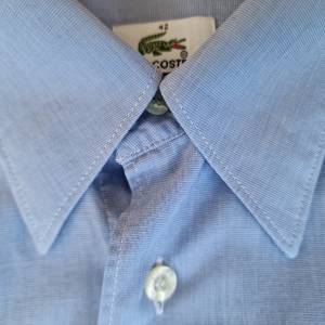 LACOSTE plava košulja dugi rukav (L)