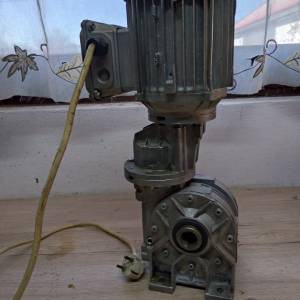 Monofazni motor sa reduktorom