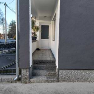 Najam 4-sobnog stana u kući