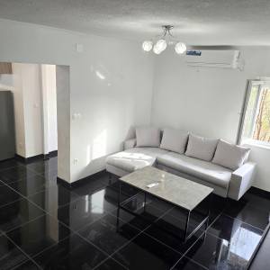 Prodajem stan s dvije spavaće sobe, Sinj, Glavice, 57.00 m2